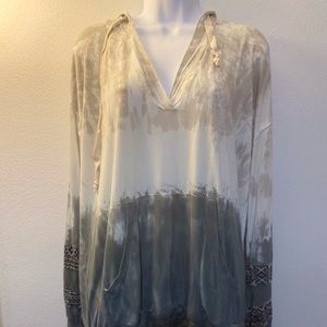 COPY - POL v-neck long sleeve. Hood. Ombré. Tie dye. Unfinished hem. Front pock…